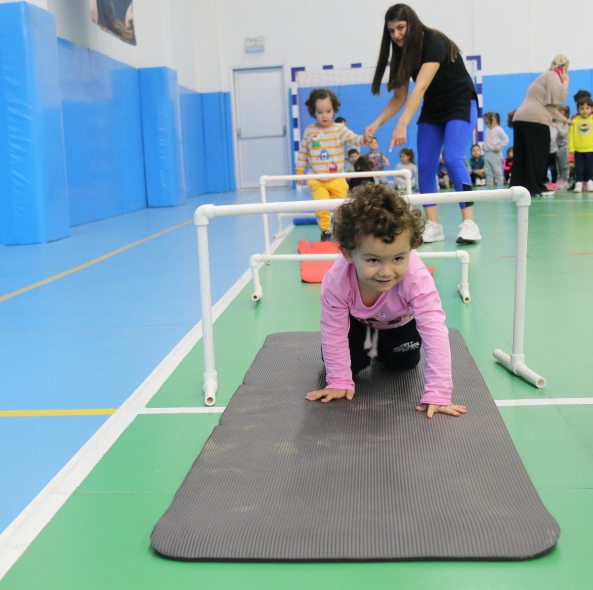 K&uuml;&ccedil;&uuml;k &ouml;ğrenciler spor salonunda eğlenerek ders yaptı
