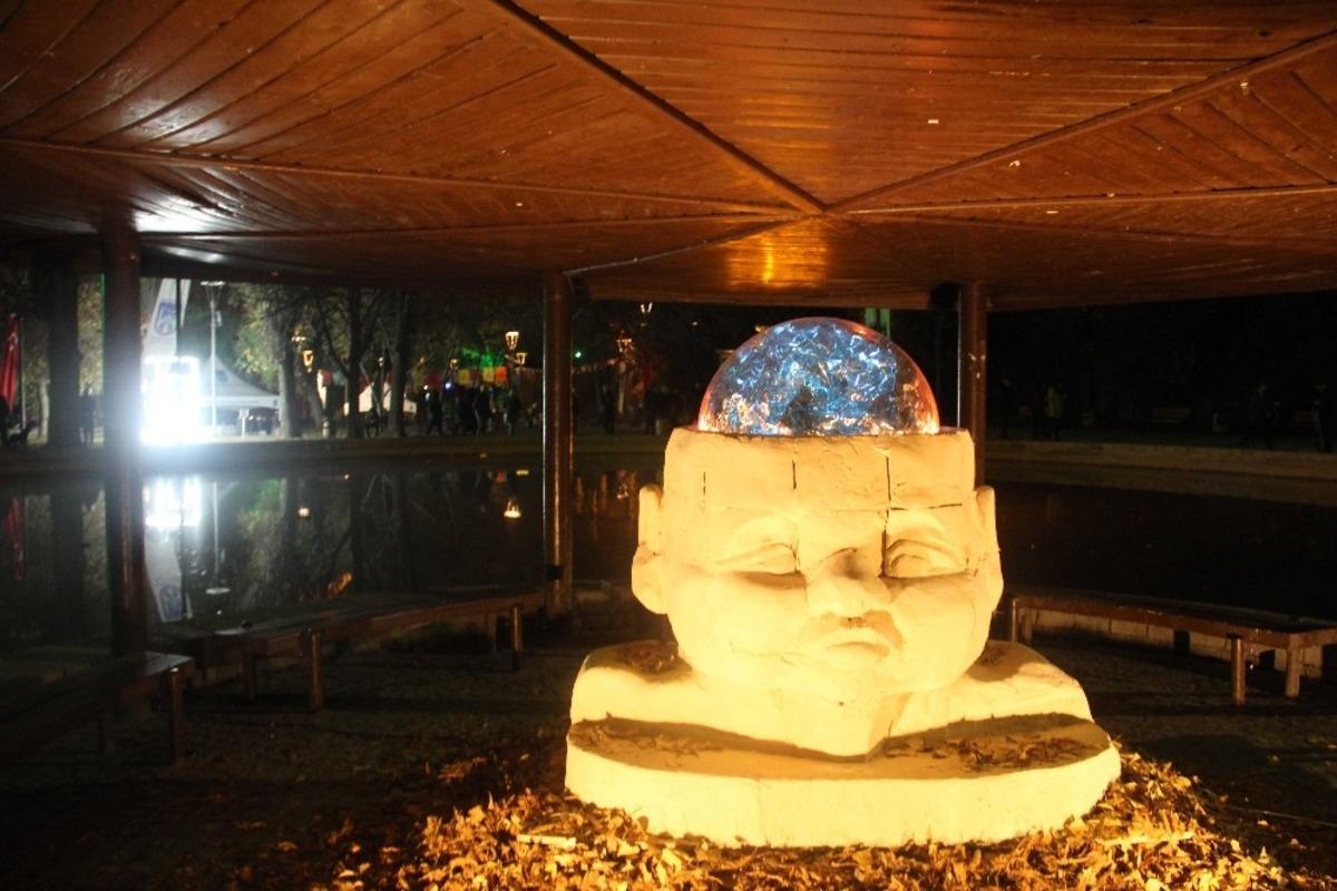 &Ccedil;ankaya&rsquo;dan t&uuml;m d&uuml;nyaya "Şiddete karşı karanlığı aydınlat" &ccedil;ağrısı