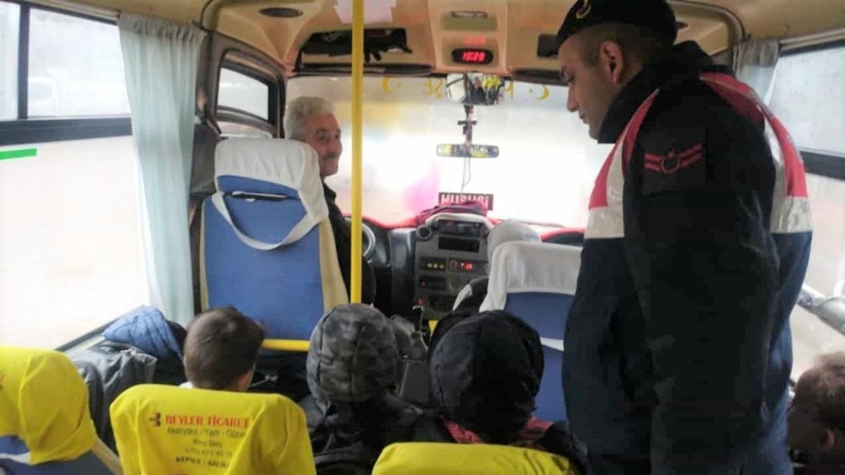 Jandarma okul servis ara&ccedil;larını denetledi