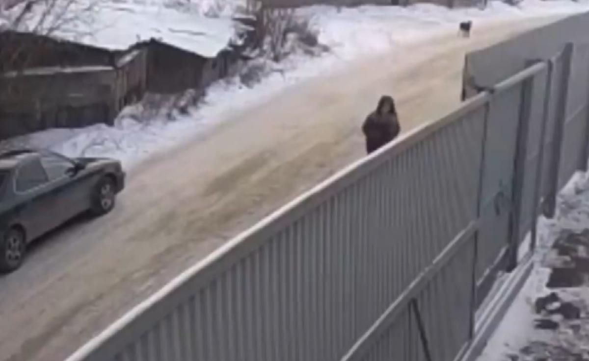 Sapık, 9 yaşındaki kızı okulun &ouml;n&uuml;nden b&ouml;yle ka&ccedil;ırdı