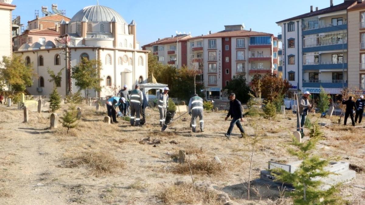 Elazığ&rsquo;da mezarlıklara 5 bin fidan