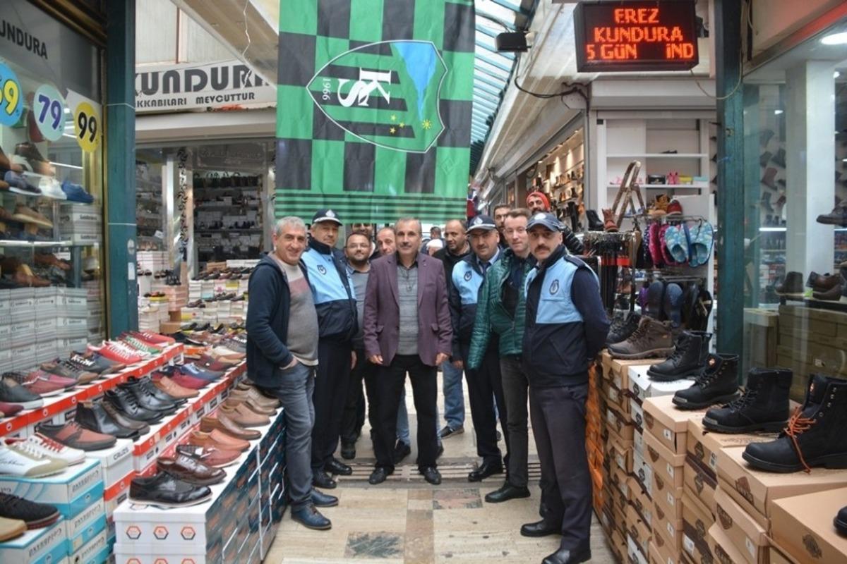 Esnaf istedi, Başkan H&uuml;rriyet &ccedil;arşıya Kocaelispor bayrağı astı
