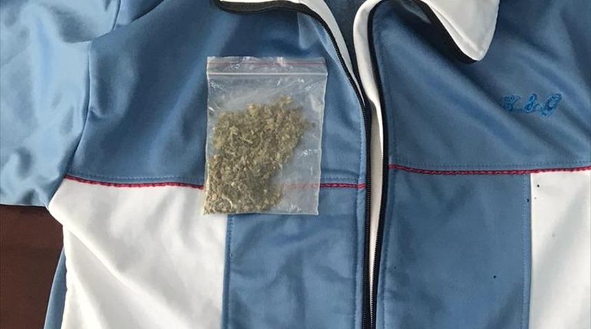 Cezaevindeki tutukluları ziyarete gelen iki kişinin &uuml;zerinden uyuşturcu &ccedil;ıktı