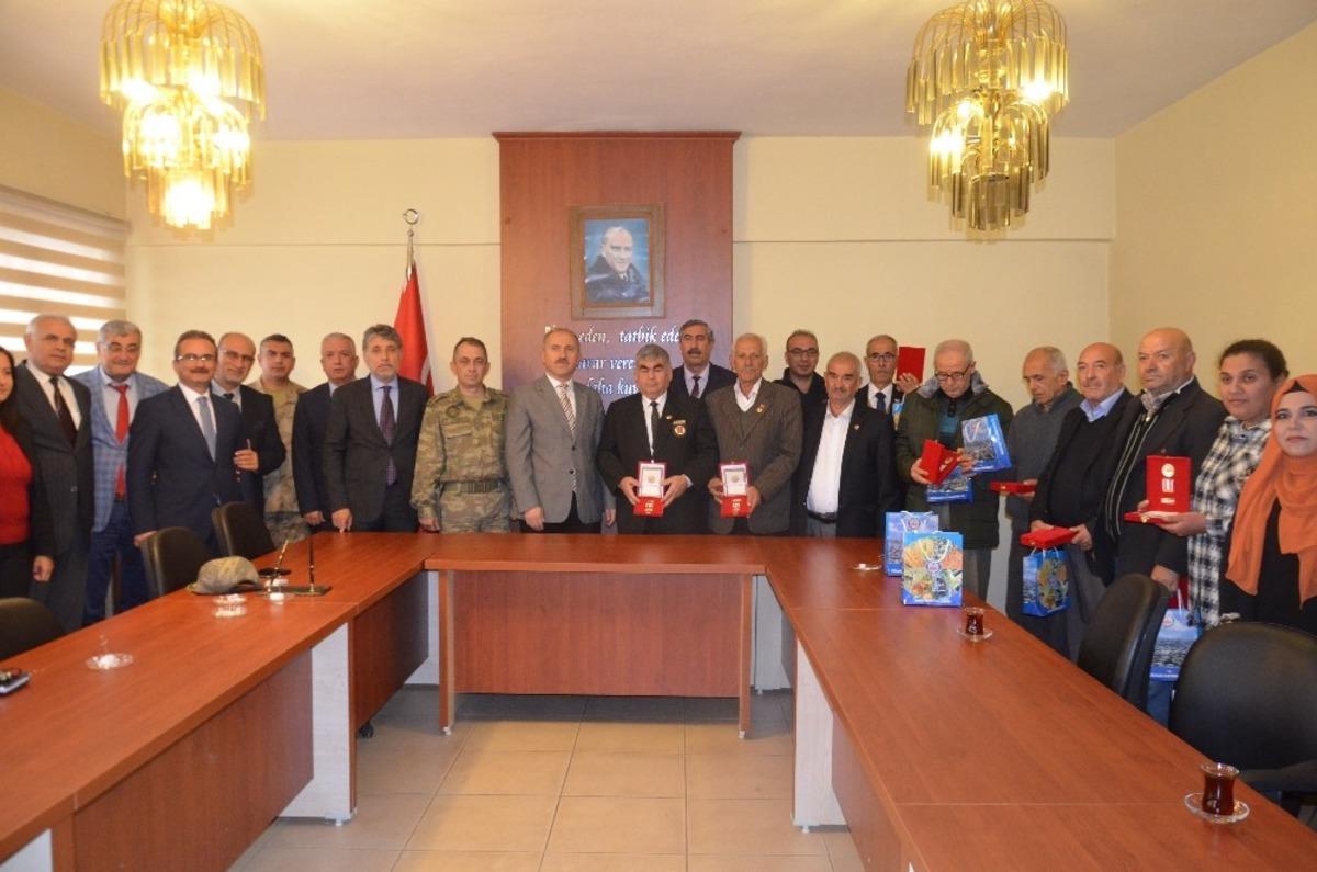 Kırıkhan&rsquo;da Kıbrıs gazilerine devlet &ouml;v&uuml;n&ccedil; madalyası ve beratı verildi