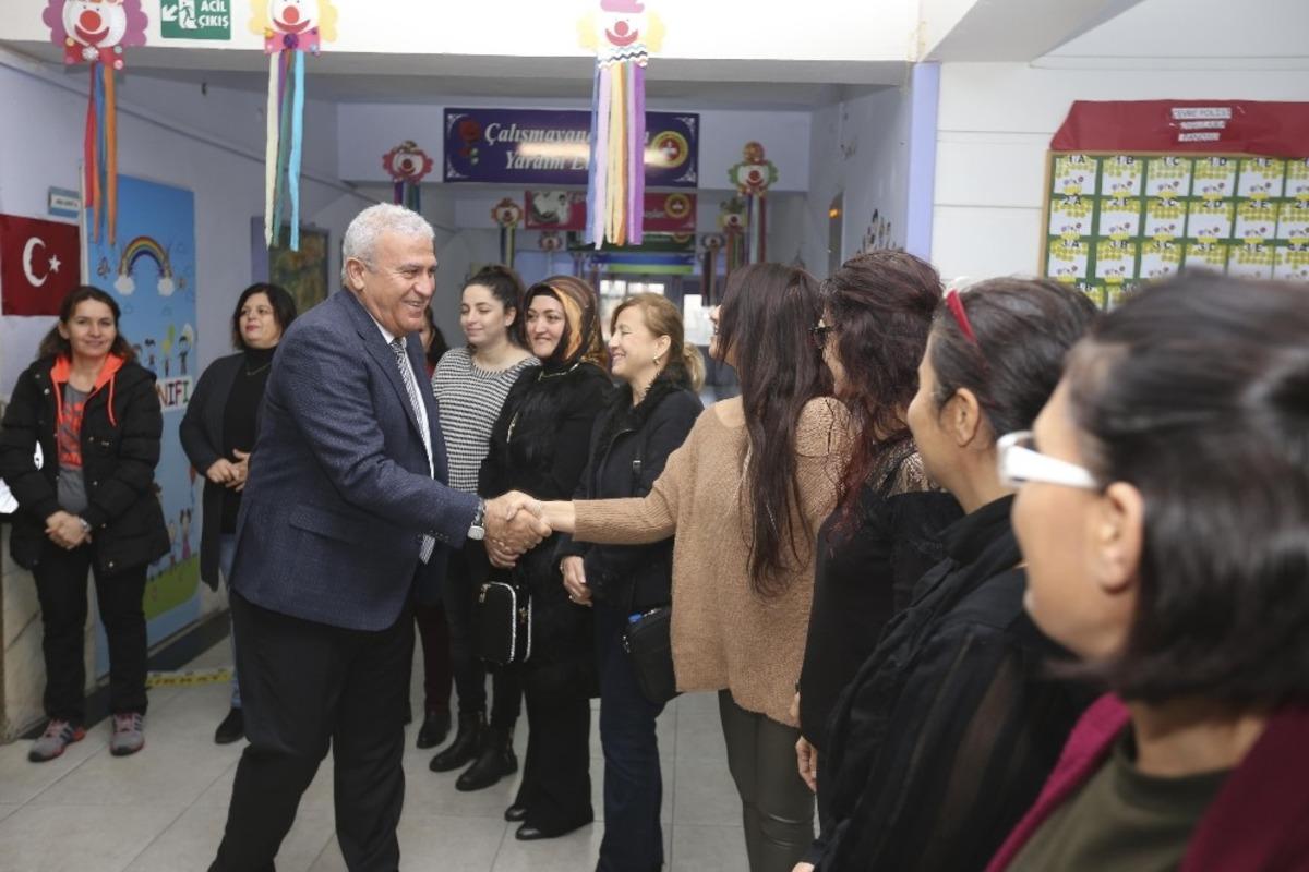 Başkan Atay, &ouml;ğrencilere kitap ve interaktif şifresi hediye etti