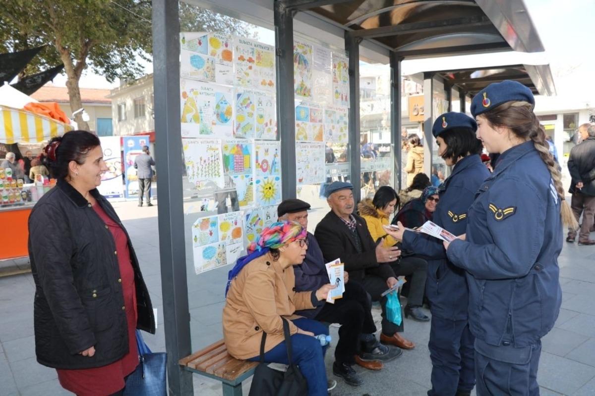 Jandarma, kadına şiddete dikkat &ccedil;ekmek i&ccedil;in broş&uuml;r dağıttı