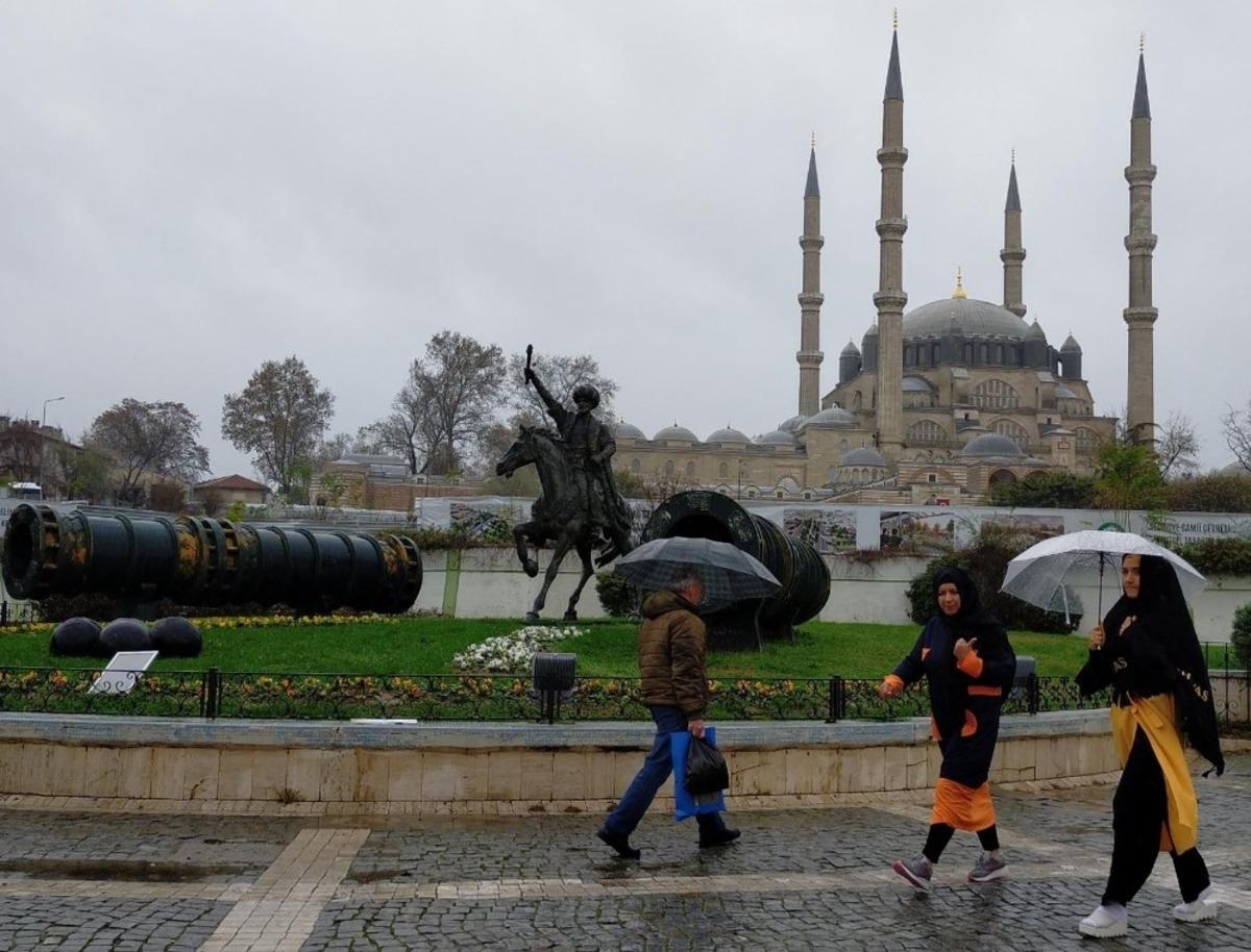 Beklenen yağmur Edirne&rsquo;de başladı, İstanbul&rsquo;a geliyor