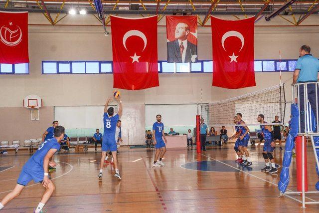 Karacabey Belediyespor voleybolda da dolu dizgin