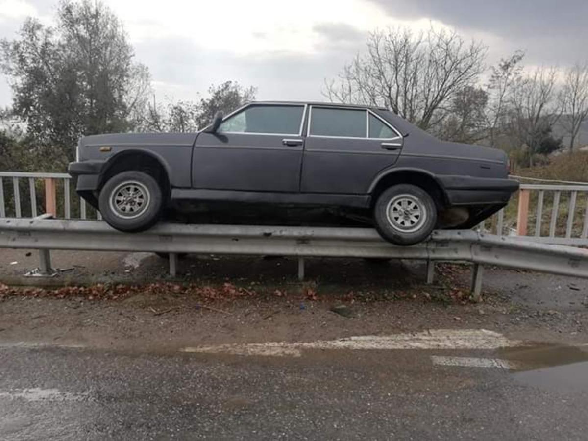 Filyos nehrine d&uuml;şmekten korkuluklar kurtardı