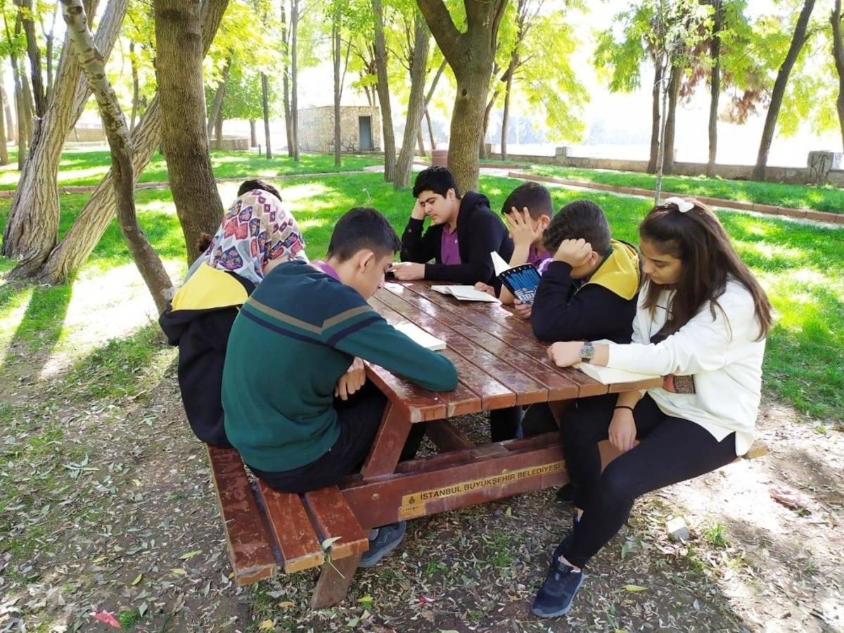 Silvan&rsquo;da lise &ouml;ğrencilerinden kitap okuma etkinliği
