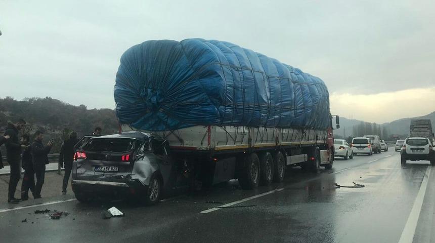 Otomobil tıra arkadan &ccedil;arptı: 1 yaralı