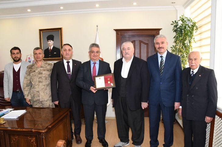 Hayırsever Yıldırım, altın madalyayla ödüllendirildi G1