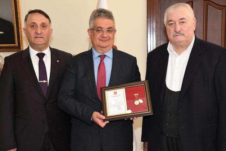 Hayırsever Yıldırım, altın madalyayla ödüllendirildi G3