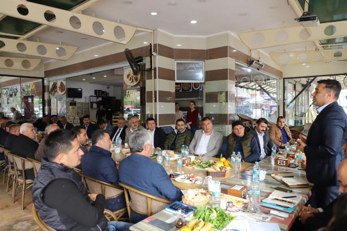 Başkan Y&uuml;cel batı muhtarlarıyla buluştu