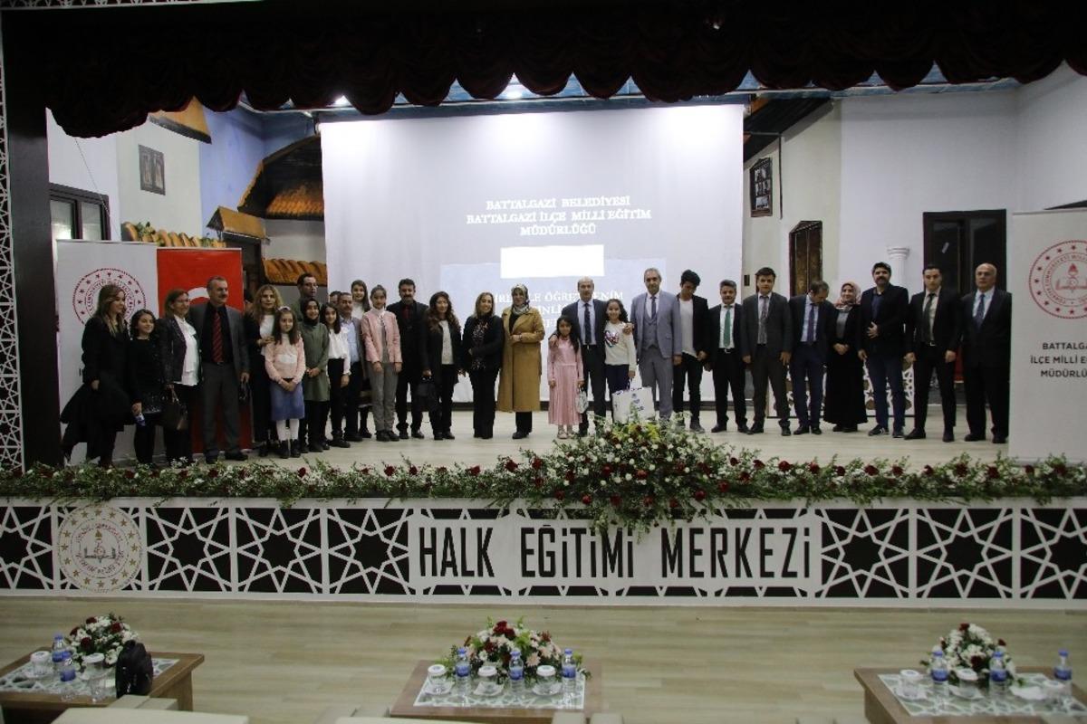 Şiir yarışmasında dereceye girenlere &ouml;d&uuml;l verildi