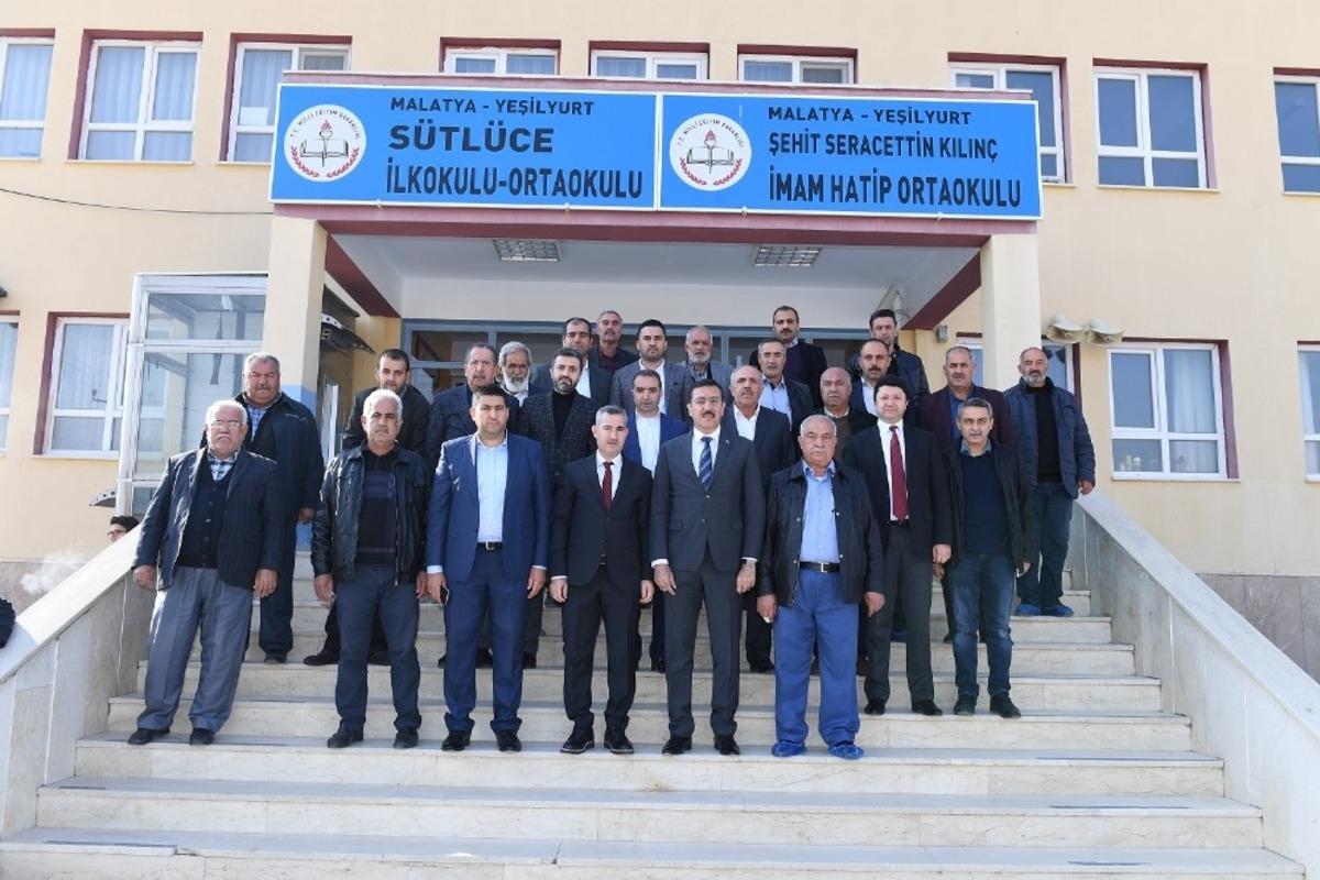 Siyasilerden  okul ziyareti