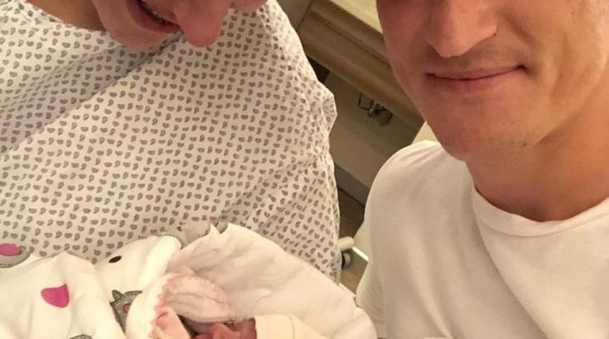 Denizlispor&rsquo;un orta saha oyuncusu baba oldu