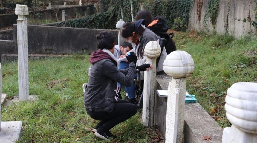 Osmanlı mezar taşları g&uuml;n y&uuml;z&uuml;ne &ccedil;ıkarılacak