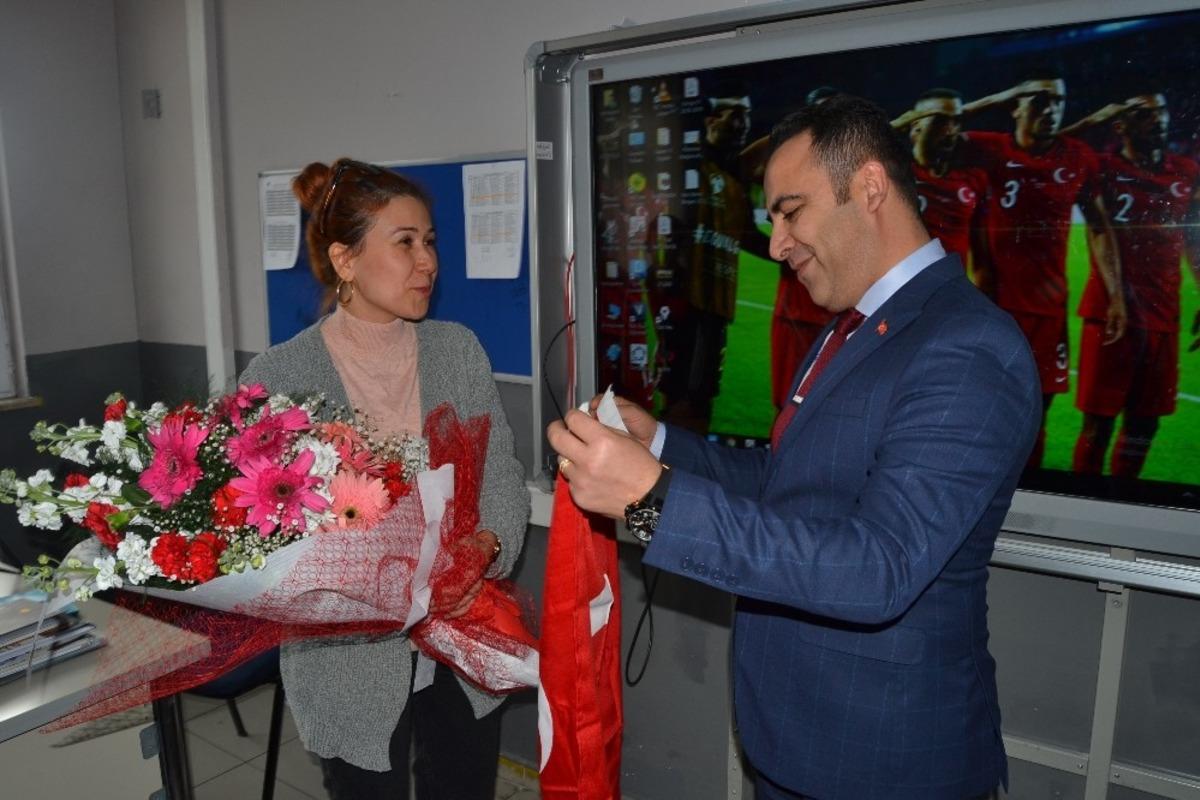 Emniyet m&uuml;d&uuml;r&uuml;nden şehit eşine derste s&uuml;rpriz ziyaret