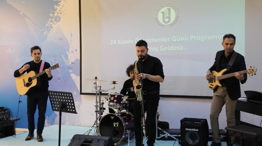 Geleceğin &ouml;ğretmenleri &lsquo;M&uuml;zik Şenliği&rsquo;nde bir araya geldi