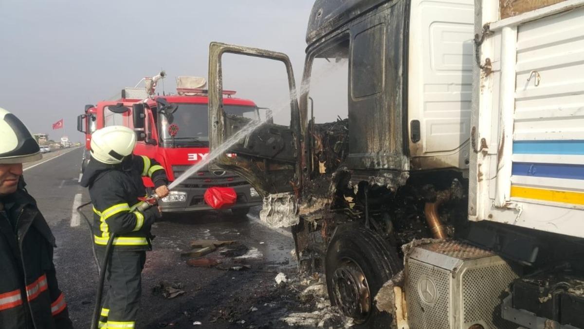 Şanlıurfa&rsquo;da seyir halindeki tır alev aldı