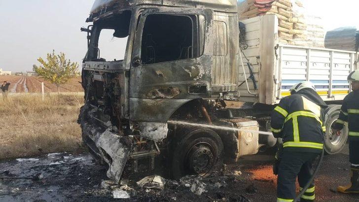 Şanlıurfa’da seyir halindeki tır alev aldı G2