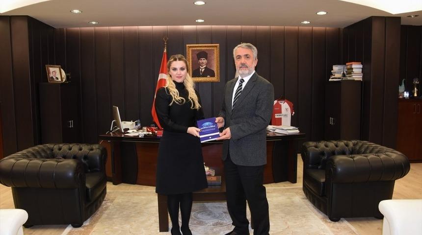 Kitabını Rekt&ouml;r Bilgi&ccedil;&rsquo;e hediye etti