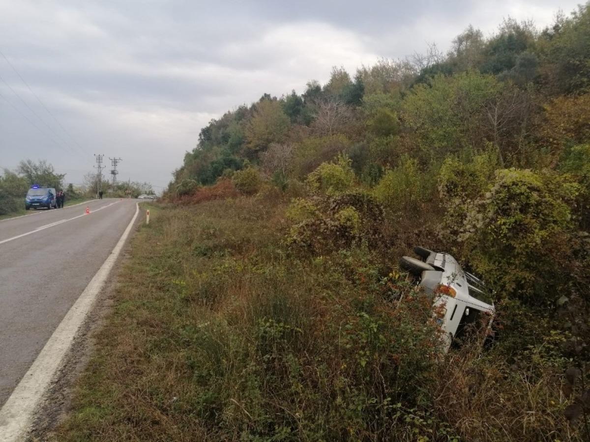 Ayancık&rsquo;ta otomobil şarampole devrildi: 1 yaralı
