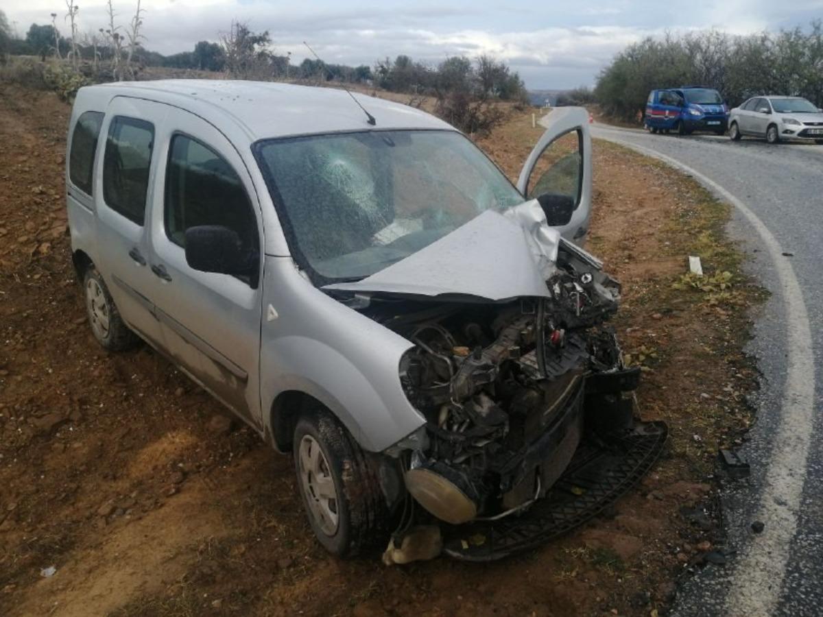 Midib&uuml;s ile hafif ticari ara&ccedil; kafa kafaya &ccedil;arpıştı: 1 yaralı