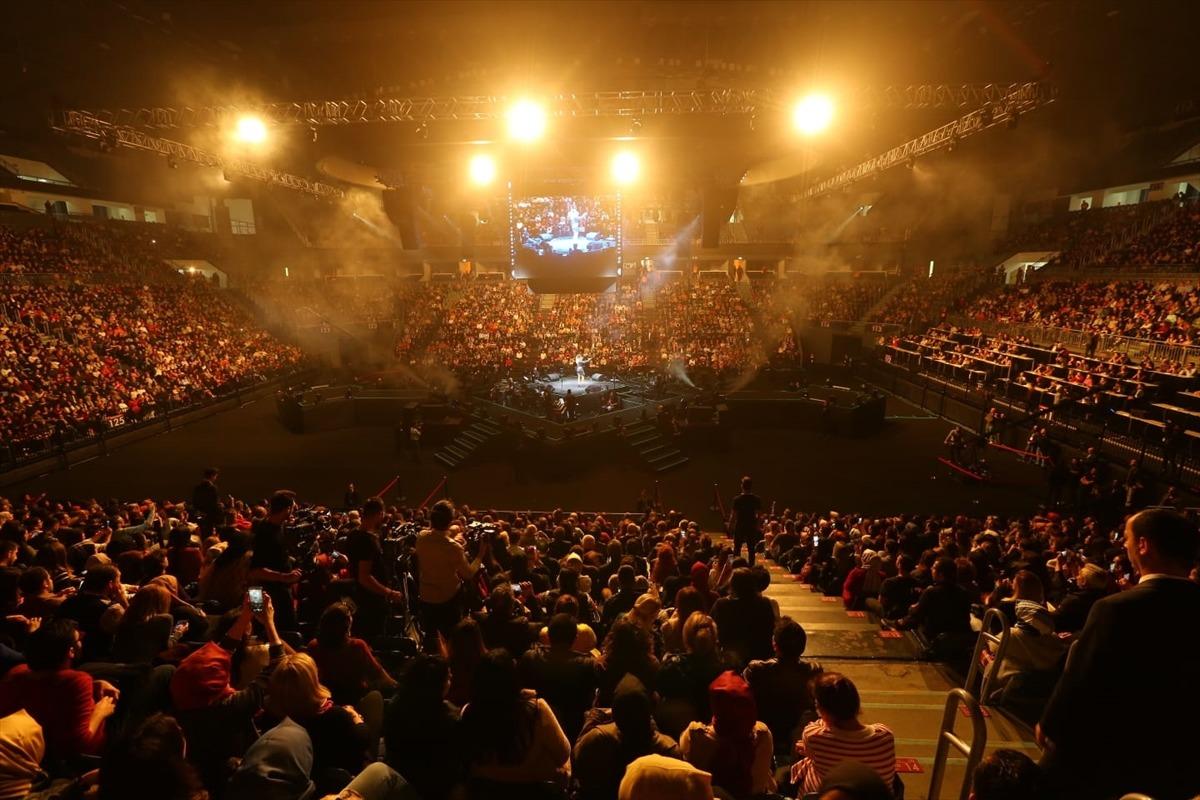 &Ouml;ğretmenler Funda Arar konserinde buluştu