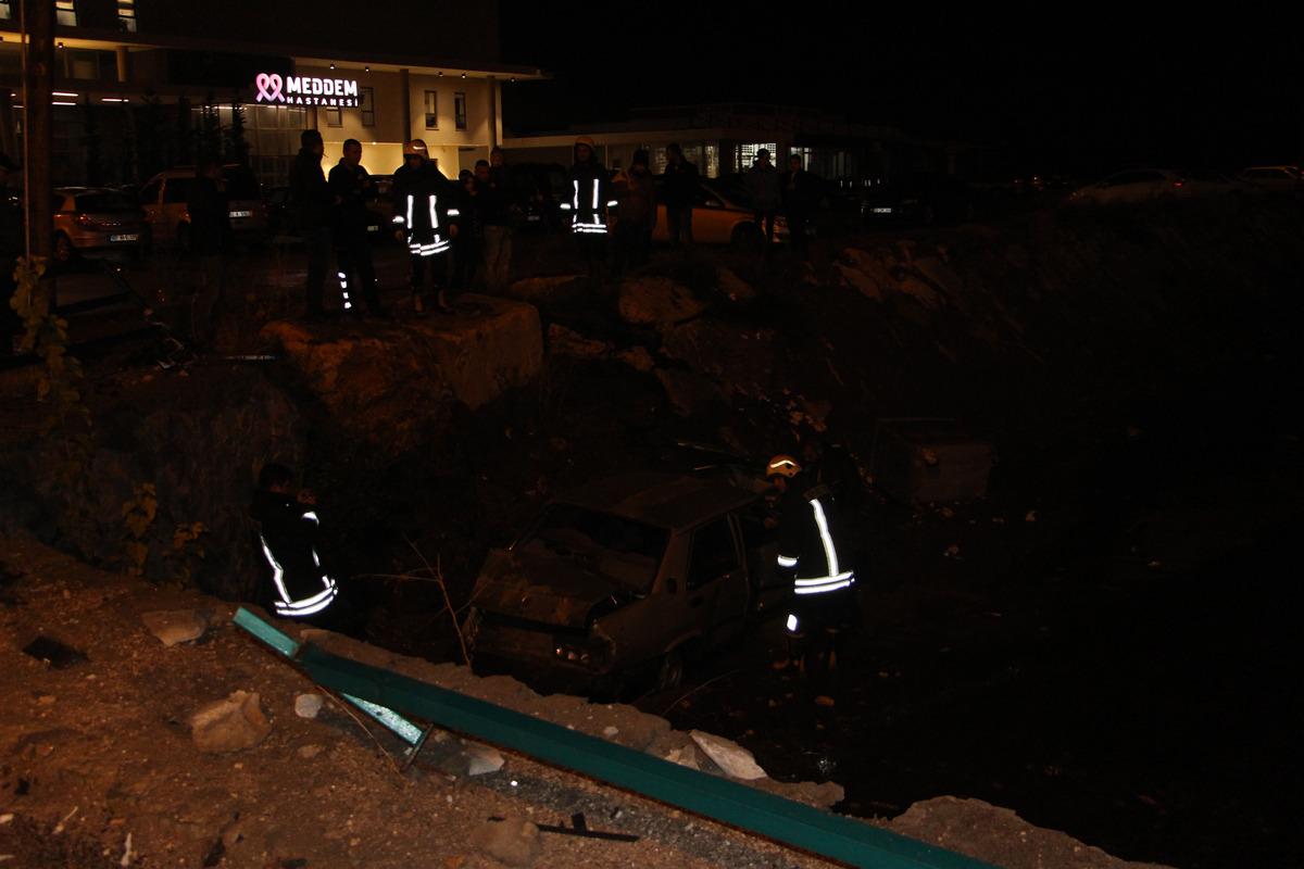 Otomobil 5 metrelik su kanalına u&ccedil;tu: Yaralılar var