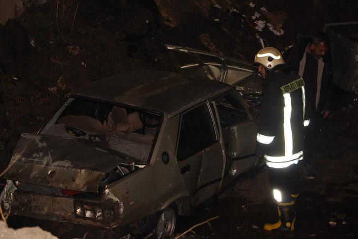 Otomobil 5 metrelik su kanalına uçtu: Yaralılar var G2