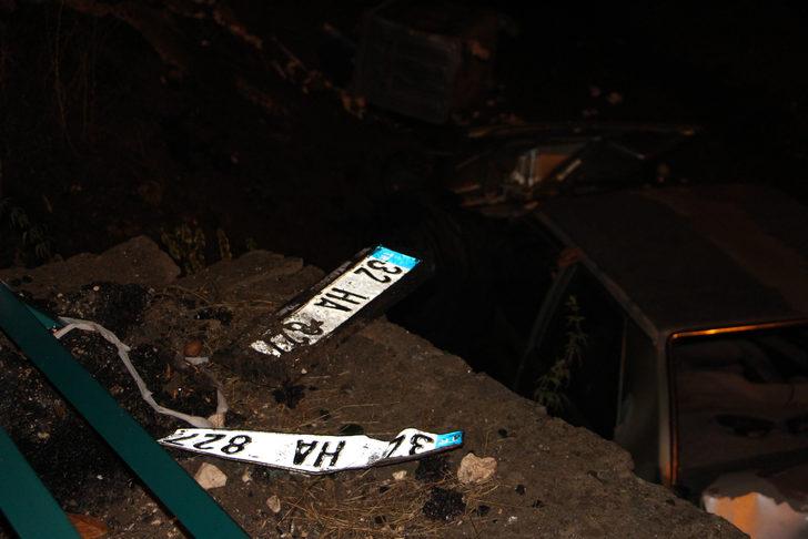 Otomobil 5 metrelik su kanalına uçtu: Yaralılar var G3