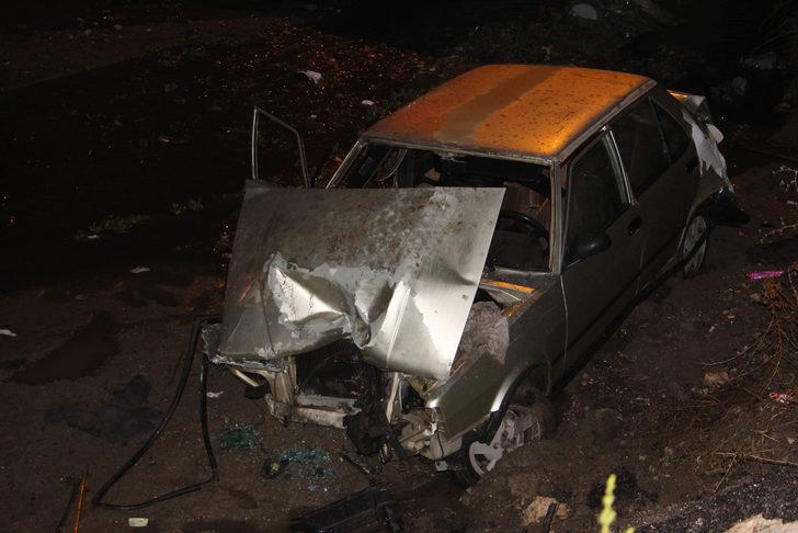 Otomobil 5 metrelik su kanalına uçtu: Yaralılar var G5