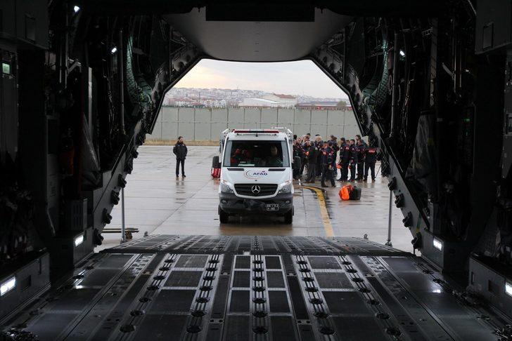 Türkiye'nin yardım uçağı Tiran'a indi! G3