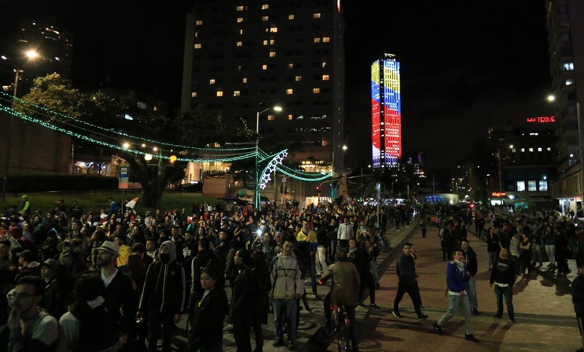 Kolombiya'da h&uuml;k&uuml;met karşıtı protestolar s&uuml;r&uuml;yor... 1 polis ağır yaralandı