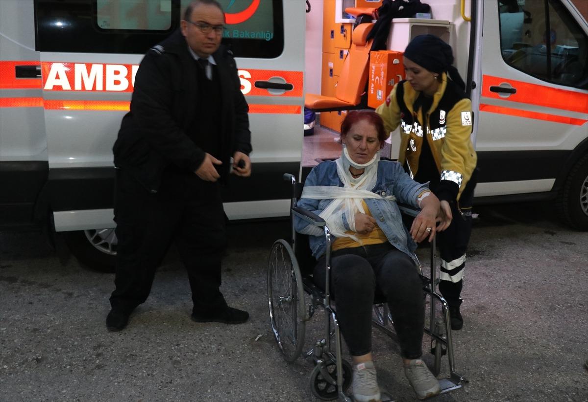 Erzincan'da yolcu otob&uuml;s&uuml; devrildi: 8 yaralı
