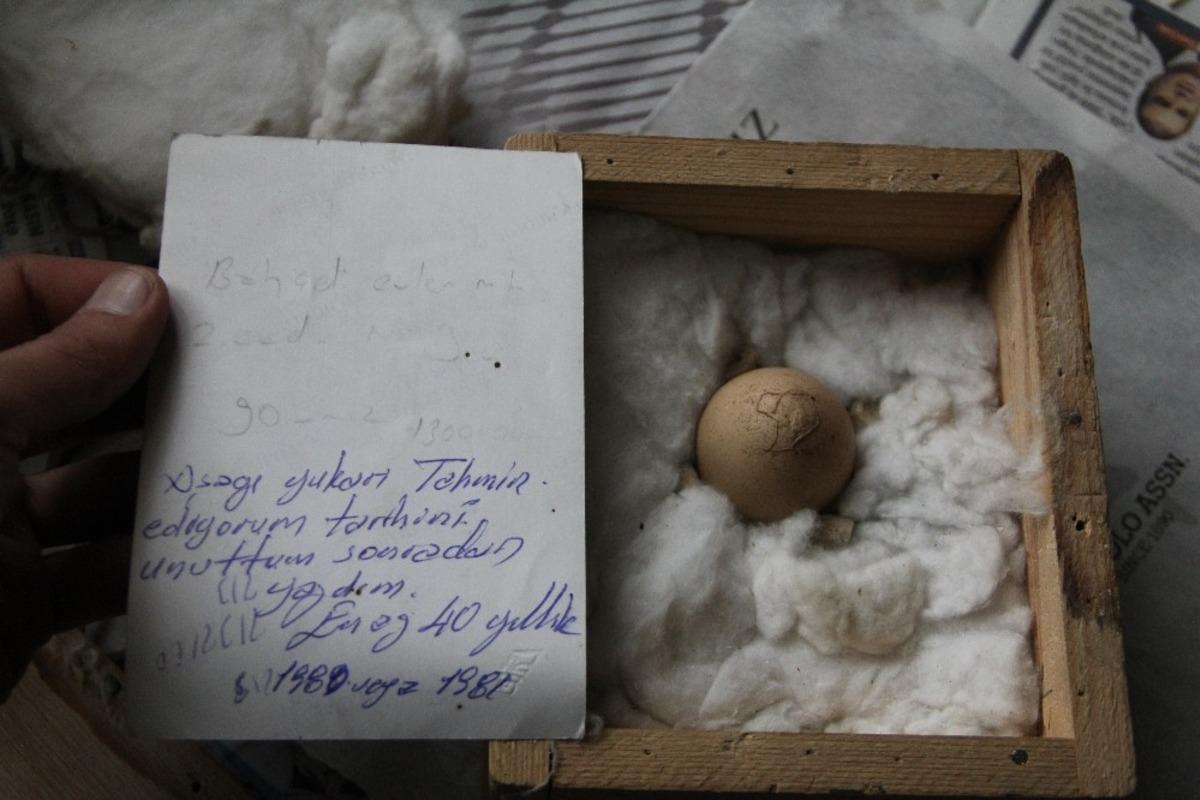 İnsan fig&uuml;r&uuml; olduğunu s&ouml;ylediği yumurtayı 40 yıldır saklıyor