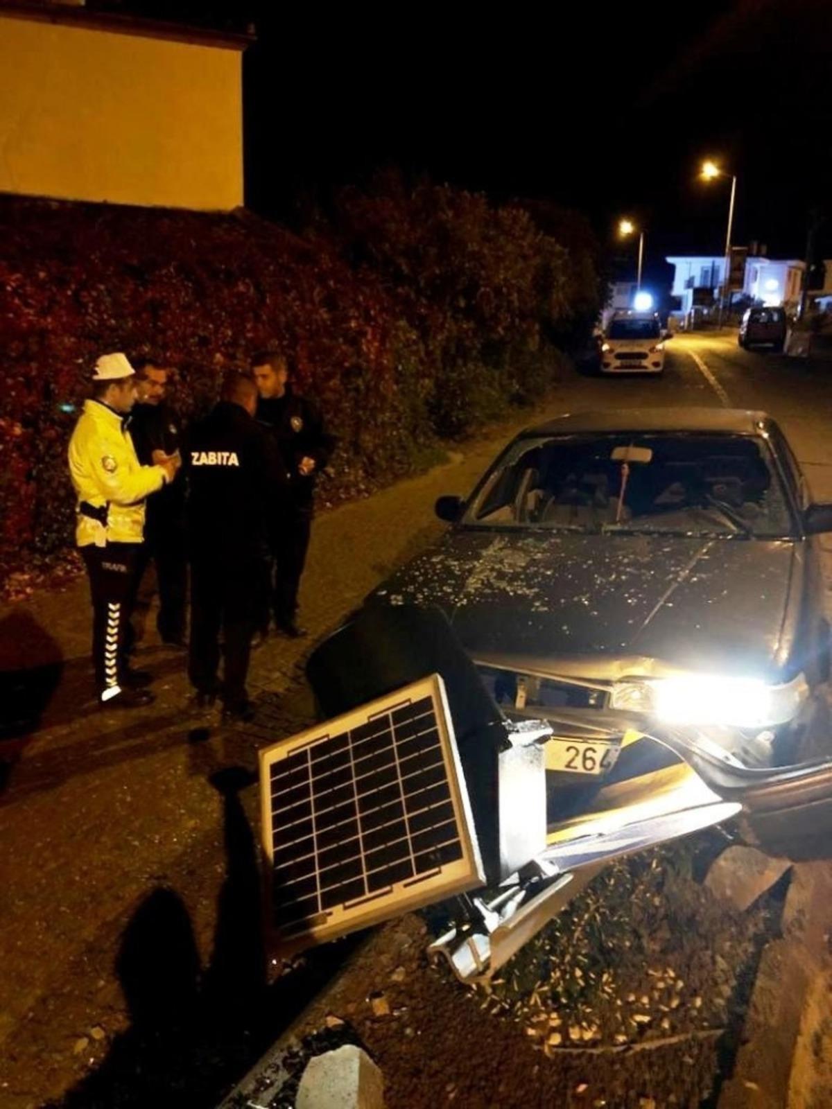 Ayvalık&rsquo;ta otomobil ref&uuml;jdeki tabelaya &ccedil;arptı: 3 yaralı