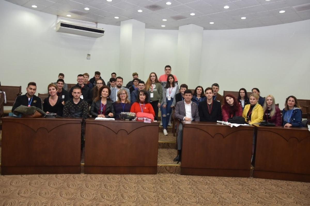 Avrupa&rsquo;dan gelen &ouml;ğrenciler Başkan &Ouml;zcan&rsquo;ı ziyaret etti