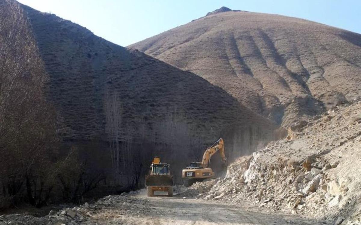 Van B&uuml;y&uuml;kşehir Belediyesi 3 il&ccedil;ede daha yol &ccedil;alışmalarını tamamladı
