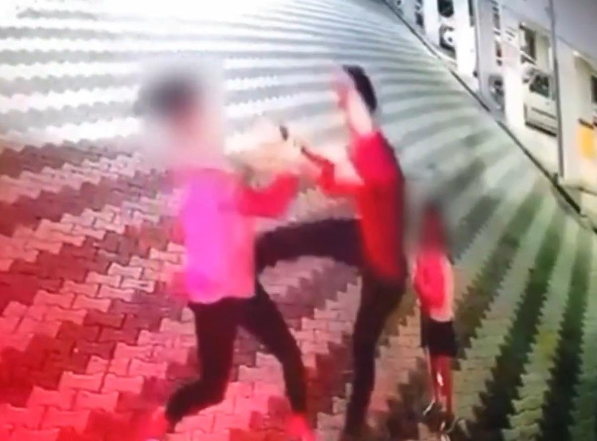 Kardiyolog, boşandığı eşine kızının yanında tekme tokat saldırdı