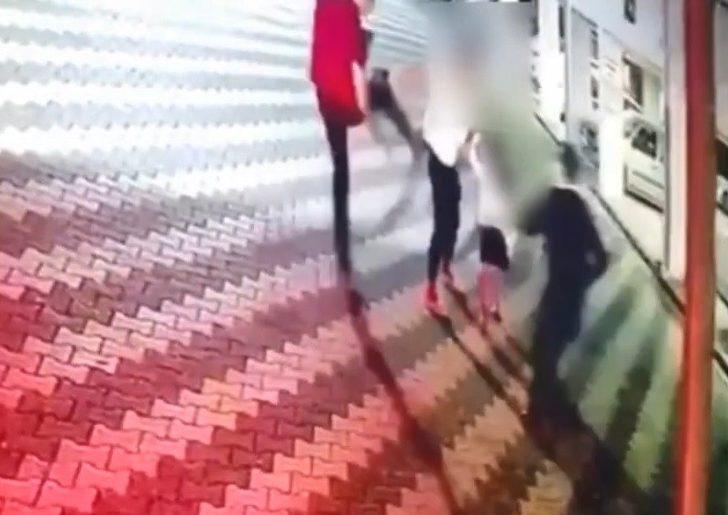 Kardiyolog, boşandığı eşine kızının yanında tekme tokat saldırdı G5