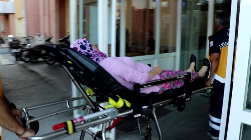 Erzincan&rsquo;da yolcu otob&uuml;s&uuml; devrildi: 8 yaralı