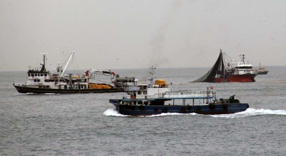 Giresun a&ccedil;ıklarına akın eden balık&ccedil;ı tekneleri g&ouml;rsel ş&ouml;len oluşturdu