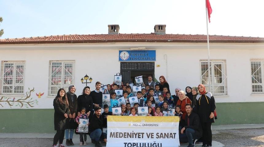 K&ouml;y okulunda &ouml;ğretmenler g&uuml;n&uuml; kutlandı