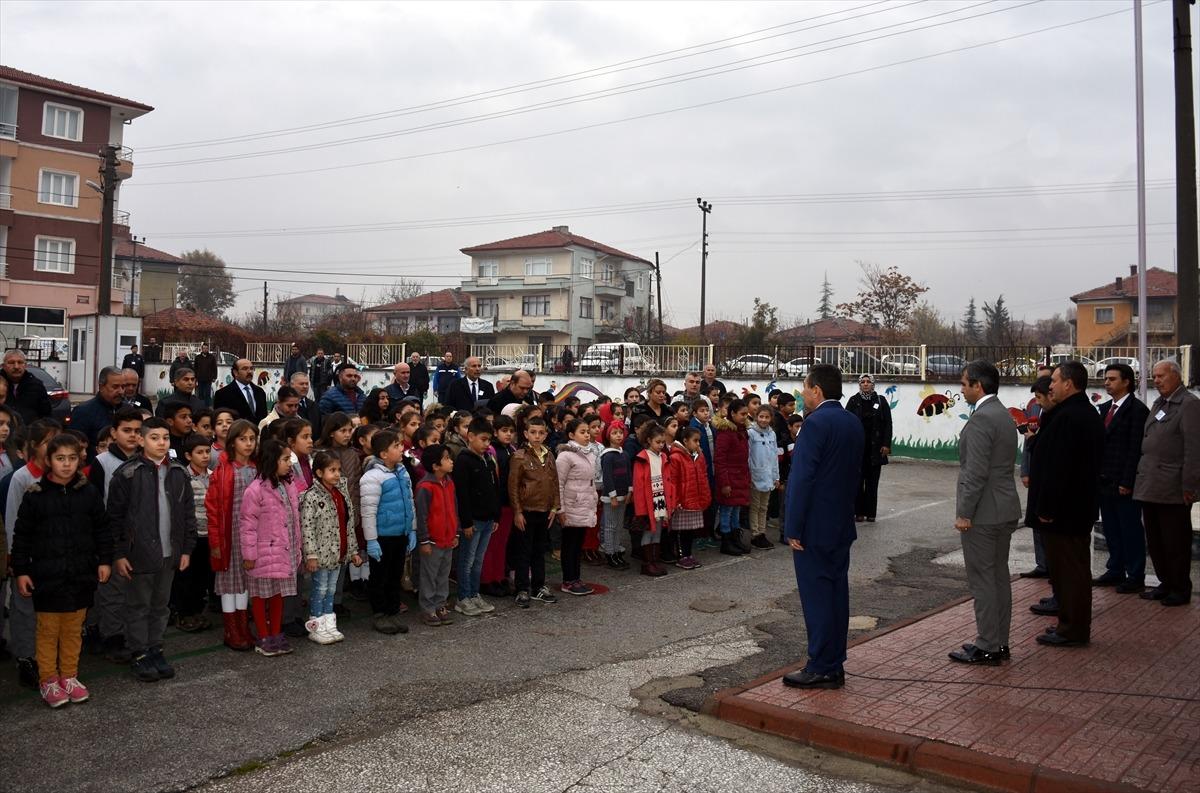 Kırıkkale'de evinde &ouml;l&uuml; bulunan Ebru &ouml;ğretmene okulda anma t&ouml;reni d&uuml;zenlendi