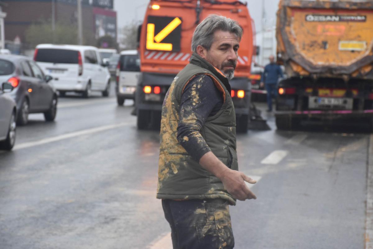 Brandasız hafriyat kamyonundan yola sa&ccedil;ılan &ccedil;amur trafiği durdurdu