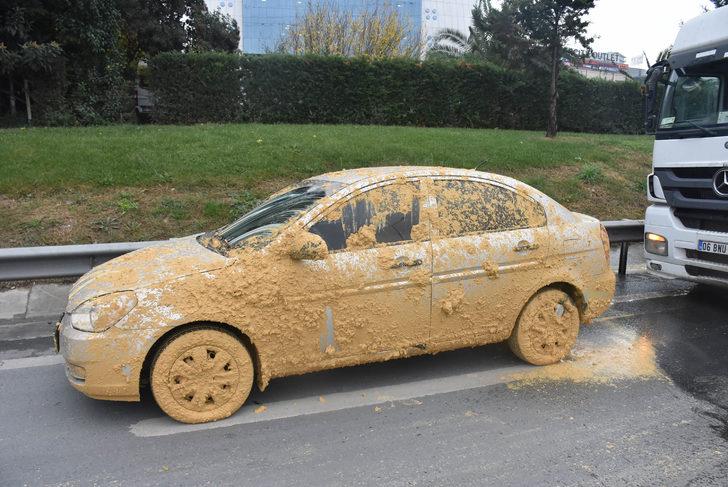 Brandasız hafriyat kamyonundan yola saçılan çamur trafiği durdurdu G1