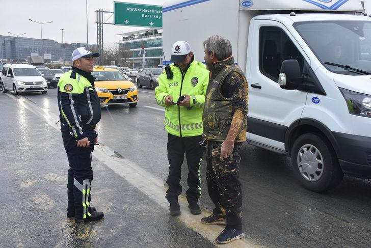 Brandasız hafriyat kamyonundan yola saçılan çamur trafiği durdurdu G5
